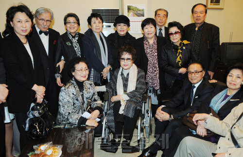 12일 서울시 종로구 허리우드극장에서 열린 성해외 토토사이트 순의 개봉 50주년&신상옥 감독 5주기 시사회에 참석한 최은희. 박현구 기자phko@heraldm.com 2011.04.12
12일 서울시 종로구 허리우드극장에서 열린 성해외 토토사이트 순의 개봉 50주년&신상옥 감독 5주기 시사회에 참석한 최은희. 박현구 기자phko@heraldm.com 2011.04.12
12일 서울시 종로구 허리우드극장에서 열린 성해외 토토사이트 순의 개봉 50주년&신상옥 감독 5주기 시사회에 참석한 최은희. 박현구 기자phko@heraldm.com 2011.04.12
