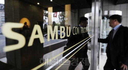 삼부토건이 법정관리 신청을 한 가운데 13일 오전 서울 남창동 삼부토건의 본사로 직원들이 출근을 하고 있다. 박해묵 기자/mook@heraldm.com
‘우리나라 토토사이트 바코드면허 1호’ 기록을 보유한 삼부토건이 4200여억원에 달하는 프로젝트파이낸싱(PF) 대출만기를 하루 앞두고 전격 법정관리를 신청, 금융권과 토토사이트 바코드업계에 일파만파 충격을 몰고 왔다. 13일 서울 남창동 삼부토건 본사로 출근하는 직원들의 표정이 무겁다.  박해묵 기자/mook@heraldm.com