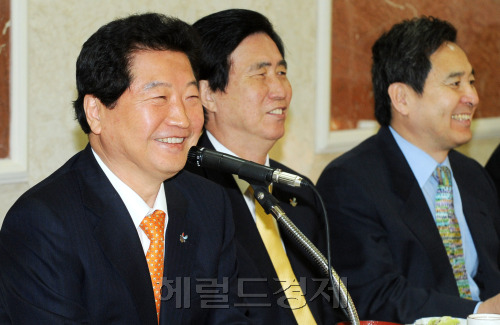 안상수 한나라당대표가 13일 서울 렉싱턴호텔에서 열린 경기지역 당협위원장 회의에서 모두발언을 하고 있다. 박현구 기자phko@heraldm.com 2011.04.13
안상수 한나라당대표가 13일 서울 렉싱턴호텔에서 열린 경기지역 당협위원장 회의에서 모두발언을 하고 있다. 박현구 기자phko@heraldm.com 2011.04.13
안상수 한나라당 대표가 13일 서울 렉싱턴호텔에서 경기지역 당협위원장 회의를 주재하며 활짝 웃고 있다.  박현구 기자/phko@heraldm.com