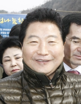 안상수 한나라당 국회의원, 외교통상통일위원회 위원, 한나라당 대표최고위원 / 안상수 / 8면)‘安토토사이트 운영 썰 vs ‘孫길동’…여야 수장들의 차별화 행보