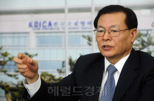 박대원 KOICA 이사장이 28일 오후 경기도 성남 KOICA 집무실에서 본지와의 인터뷰를 가지고 있다. 박해묵 기자/mook@heraldm.com
박대원 KOICA 이사장이 28일 오후 경기도 성남 KOICA 집무실에서 본지와의 인터뷰를 가지고 있다. 박해묵 기자/mook@heraldm.com
박대원 KOICA 이사장이 28일 오후 경기도 성남 KOICA 집무실에서 본지와의 인터뷰를 가지고 있다. 박해묵 기자/mook@heraldm.com
