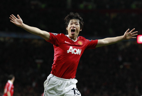 <YONHAP PHOTO-0791> Manchester United's Ji-Sung Park celebrates after scoring a goal against Chelsea during their Champions League quarterfinal second leg soccer match at Old Trafford, Manchester, England, Tuesday April 12, 2011. (AP Photo/Jon Super)/2011-04-13 06:07:14/ <저작권자 ⓒ 1980-2011 ㈜연합뉴스. 무단 전재 재배포 금지.>
Manchester United’s Park Ji-sung celebrates after scoring against Chelsea.  AP-Yonhap News