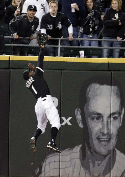 <YONHAP PHOTO-1119> Chicago White Sox left fielder Juan Pierre can't make the catch on a double by Oakland Athletics' Daric Barton during the third inning of a baseball game in Chicago, Tuesday, April 12, 2011. (AP Photo/Nam Y. Huh)/2011-04-13 11:02:44/ <저작권자 ⓒ 1980-2011 ㈜연합뉴스. 무단 전재 재배포 금지.>
Chicago White Sox left fielder Juan Pierre can’t make the catch on a double by Oakland Athletics first baseman Daric Barton in the third inning.  AP-Yonhap News