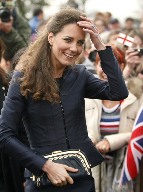 <YONHAP PHOTO-2488> Kate Middleton reacts to the crowd at Witton County Park, Darwen, England Monday, April, 11, 2011. Prince William and fiancee Kate Middleton visited northwest England on Monday to support local youth charities _ the last trip in their pre-wedding tour of England, Scotland, Wales and Northern Ireland. (AP Photo/Alastair Grant, Pool)/2011-04-11 23:52:12/ <저작권자 ⓒ 1980-2011 ㈜연합뉴스. 무단 전재 재배포 금지.>
Kate Middleton at Witton County Park, Darwen, England, Monday.   AP-Yonhap News
Kate Middleton at Witton County Park, Darwen, England, Monday.   AP-Yonhap News