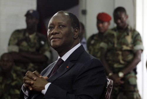 <YONHAP PHOTO-0602> President Alassane Ouattara meets with commanding officers from the republican forces, at the Golf Hotel in Abidjan, Ivory Coast, Tuesday, April 12, 2011. Ouattara called on all fighters to put down their arms now that the longtime strongman has been captured after his refusal to cede power sparked violence leaving bodies piled at morgues.(AP Photo/Rebecca Blackwell)/2011-04-13 05:52:01/ <저작권자 ⓒ 1980-2011 ㈜연합뉴스. 무단 전재 재배포 금지.>
Ivory Coast’s President Alassane Ouattara meets with commanding officers from the republican forces, at the Golf Hotel in Abidjan, Tuesday.  AP-Yonhap News