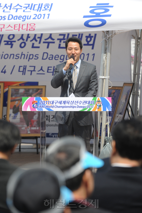 13일 서울광장 동편에서 오세훈 서울시장, 조해녕 조직위원장등 시민 150여명이 참석한 가운데 2011 세계육상선수권대회 마스코트 투어 서울행사가 열렸다. 참석자들이 기념촬영을 하고 있다. 오세훈시장이 인사말을 하고 있다.<br />이상섭 기자 babtong@heraldm.com 2011.04.13
13일 서울광장 동편에서 오세훈 서울시장, 조해녕 조직위원장등 시민 150여명이 참석한 가운데 2011 세계육상선수권대회 마스코트 투어 서울행사가 열렸다. 참석자들이 기념촬영을 하고 있다. 오세훈시장이 인사말을 하고 있다.
이상섭 기자 babtong@heraldm.com 2011.04.13