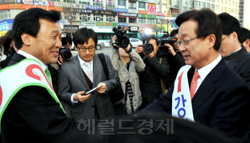 4.27 재.보궐선거의 공식 선거운동이 시작돼 14일 경기도 분당을 미금역에 출근인사를 나온 한나라당 강재섭 후보(왼쪽)와 민주당 손학규 후보가 악수하고 있다. 박현구 기자phko@Heraldm.com 2011.04.14
4.27 재.보궐선거의 공식 선거운동이 시작돼 14일 경기도 분당을 미금역에 출근인사를 나온 한나라당 강재섭 후보(왼쪽)와 민주당 손학규 후보가 악수하고 있다. 박현구 기자phko@Heraldm.com 2011.04.14