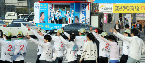 4.27 재.보궐선거의 공식 선거운동이 시작돼 14일 경기도 분당을 미금역에 선거운동원들이 출근길 시민에게 지지를 호소하고 있다. 박현구 기자phko@Heraldm.com 2011.04.14
4.27 재.보궐선거의 공식 선거운동이 시작돼 14일 경기도 분당을 미금역에 선거운동원들이 출근길 시민에게 지지를 호소하고 있다. 박현구 기자phko@Heraldm.com 2011.04.14
4.27 재.보궐선거의 공식 선거운동이 시작돼 14일 경기도 분당을 미금역에 선거운동원들이 출근길 시민에게 지지를 호소하고 있다. 박현구 기자phko@Heraldm.com 2011.04.14