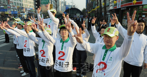 4.27 재.보궐선거의 공식 선거운동이 시작돼 14일 경기도 분당을 미금역에 선거운동원들이 출근길 시민에게 지지를 호소하고 있다. 박현구 기자phko@Heraldm.com 2011.04.14
4.27 재.보궐선거의 공식 선거운동이 시작돼 14일 경기도 분당을 미금역에 선거운동원들이 출근길 시민에게 지지를 호소하고 있다. 박현구 기자phko@Heraldm.com 2011.04.14
4.27 재.보궐선거의 공식 선거운동이 시작돼 14일 경기도 분당을 미금역에 선거운동원들이 출근길 시민에게 지지를 호소하고 있다. 박현구 기자phko@Heraldm.com 2011.04.14
