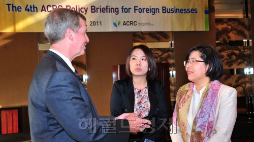 김영란 국민권익위원회 위원장은 14일 오전 서울 한남동 그랜드하얏트 호텔에서 주한 외국기업 CEO를 초청해 정책설명회를 갖고 참석자와 대화를 나누고 있다.<br />김명섭 기자 msiron@
김영란 국민권익위원회 위원장은 14일 오전 서울 한남동 그랜드하얏트 호텔에서 주한 외국기업 CEO를 초청해 정책설명회를 갖고 참석자와 대화를 나누고 있다.
김명섭 기자 msiron@
