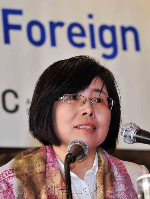 김영란 국민권익위원회 위원장은 14일 오전 서울 한남동 그랜드하얏트 호텔에서 주한 외국기업 CEO를 초청해 정책설명회를 갖고 있다.<br />김명섭 기자 msiron@
김영란 국민권익위원회 위원장은 14일 오전 서울 한남동 그랜드하얏트 호텔에서 주한 외국기업 CEO를 초청해 정책설명회를 갖고 있다.
김명섭 기자 msiron@