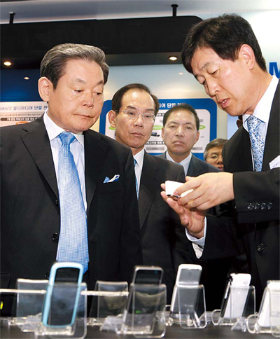 이건희 회장이 지난 2007년 선진제품 비교전시회가 열린 삼성전자 수원 디지털시티를 방문해 최지성 당시 삼성전자 사장으로부터 제품 설명을 들으며 개선 사항 등을 지시하고 있는 모습. ［사진=삼성전자］