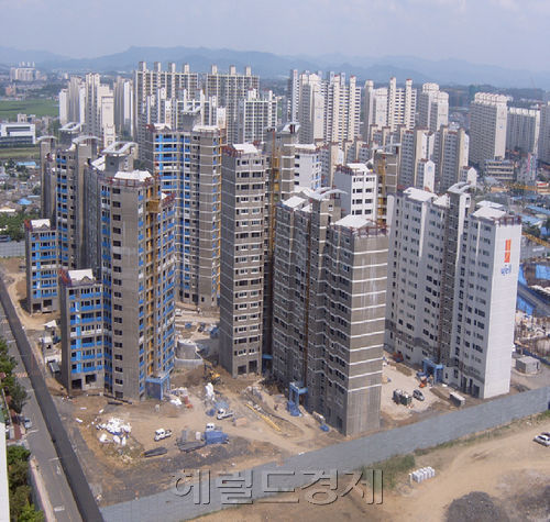 대규모 사업의 초기 자금조달 부담을 덜어주는 건설사들간의 토토사이트 모멘트 프로젝트파이낸싱(PF)이 한 파트너사가 부실에 빠질 경우 동반위기로 추락하는 건설시장의 독(毒)이 되고 있다. 사진은 수도권 PF건설현장. [헤럴드경제DB]