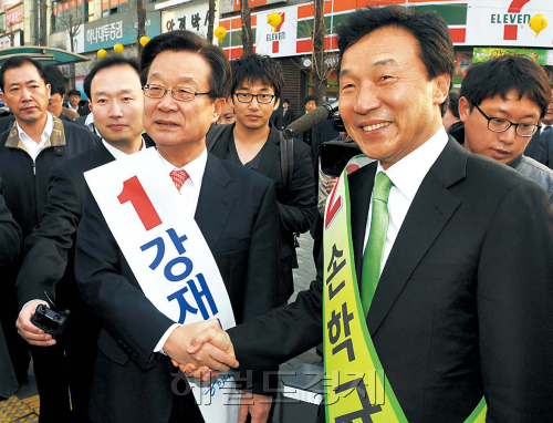 4·27 재보궐 선거운동 첫날인 14일 오전 최대 격전지로 꼽히는 경기도 성남시‘ 분당을’ 국회의원 보궐선거에 출마한 한나라당 토토사이트 은행 조회서 후보(왼쪽)와 민주당 손학규 후보가 분당 미금역 앞에서 만나 악수하고 있다. 박현구 기자/phko@