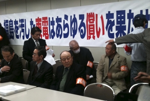 <YONHAP PHOTO-2703> Angry residents forced from their homes near Japan's tsunami-stricken Fukushima Dai-ichi nuclear power plant take seat as they meet officials of Tokyo Electric Power Co., the plant's operator, at its headquarters in Tokyo Wednesday, April 13, 2011. About 20 small business owners from communities near the plant demanded compensation as the company's president pledged to do more to help those affected by the crisis. The banner reads: TEPCO that disgraced Fukushima should compensate us all." (AP Photo/Yuri Kageyama)/2011-04-13 21:44:26/ <저작권자 ⓒ 1980-2011 ㈜연합뉴스. 무단 전재 재배포 금지.>
Angry residents forced from their homes near Japan’s tsunami-stricken Fukushima Daiichi nuclear power plant take seat as they meet officials of Tokyo Electric Power Co., the plant’s operator, at its headquarters in Tokyo Wednesday.  AP-Yonhap News