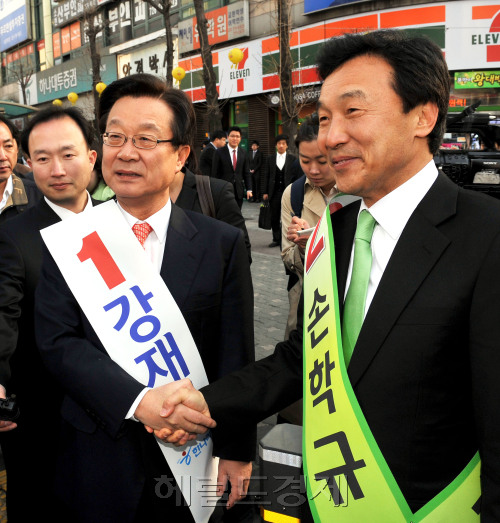 4.27 재.보궐선거의 공식 선거운동이 시작돼 14일 경기도 분당을 미금역에 출근인사를 나온 한나라당 강재섭 토토사이트 주인공 가입(왼쪽)와 민주당 손학규 토토사이트 주인공 가입가 악수하고 있다. 박현구 기자phko@Heraldm.com 2011.04.14