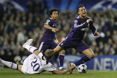 <YONHAP PHOTO-0363> Real Madrid's Cristiano Ronaldo, right, is tackled by Tottenham Hotspur's Michael Dawson during their Champions League quarterfinal second leg soccer match at White Hart Lane, London, Wednesday, April 13, 2011. (AP Photo/Alastair Grant)/2011-04-14 08:59:27/ <저작권자 ⓒ 1980-2011 ㈜연합뉴스. 무단 전재 재배포 금지.>
Real Madrid’s Cristiano Ronaldo (right) is tackled by Tottenham Hotspur’s Michael Dawson.   AP-Yonhap News