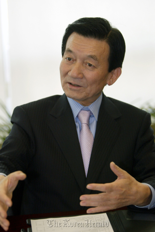 Byon Jong-il, chairman of Jeju Free International City Development Center, explains projects to build Jeju into a global education hub.