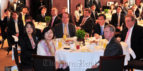 국민권익위원회는 14일 오전 서울 한남동 그랜드하얏트 호텔에서 주한 외국기업 CEO를 초청해 정책설명회를 갖고 김영란 위원장과 참석자들이 우리 정부의 반(反)부패 정책과 기업들의 애로사항을 듣고 있다.<br />김명섭 기자 msiron@
Kim Young-ran (front left), chairwoman of the Anti-Corruption and Civil Rights Commission, is joined by international corporation chiefs at a meeting on its anti-corruption efforts in Seoul on Thursday. Kim Myung-sub/The Korea Herald