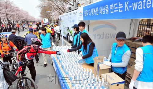 K-water는 여의도 봄꽃 만개 기간을 맞아 14~16일까지 국회의사상 남문 주변에서 '원터 소믈리에와 함께하는 수돗물 시음회' 행사를 열고 시민들에게 시원한 PET병물을 나눠주고 있다.<br />김명섭 기자 msiron@
K-water는 여의도 봄꽃 만개 기간을 맞아 14~16일까지 국회의사상 남문 주변에서 '원터 소믈리에와 함께하는 수돗물 시음회' 행사를 열고 시민들에게 시원한 PET병물을 나눠주고 있다.
김명섭 기자 msiron@
K-water는 여의도 봄꽃 만개 기간을 맞아 14~16일까지 국회의사상 남문 주변에서 '원터 소믈리에와 함께하는 수돗물 시음회' 행사를 열고 시민들에게 시원한 PET병물을 나눠주고 있다.
김명섭 기자 msiron@
K-water(한국수자원공사)는 여의도 봄꽃 만개 기간을 맞아 16일까지 국회의사당 남문 주변에서 ‘워터 소믈리에와 함께하는 수돗물 시음회’ 행사를 열고 수돗물의 안전성을 알린다. 김명섭 기자/msiron@heraldm.com