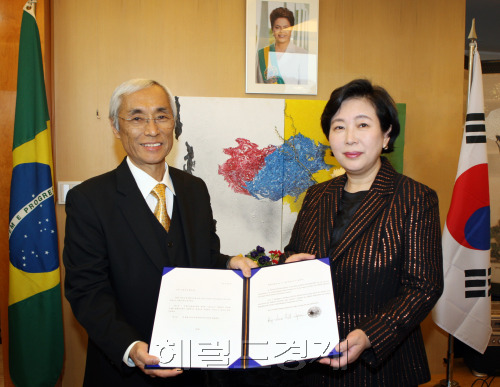 현정은(오른쪽) 현대그룹 회장은 지난 14일 서울 성북동 주한 브라질 대사관저에서 열린 브라질 명예영사 취임식에서 에드문두 후지타 주한 브라질대사로부터 명예영사 임명장을 수여받았다. 현 회장은 앞으로 한국과 브라질 양국 간 교류 증진과 경제ㆍ문화 발전에 기여하는 민간 외교관으로서 역할을 수행하게 된다.