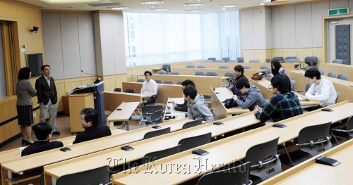 KAIST students attend a meeting recently amid controversy over competition at the college on Tuesday.   Park Hae-mook/The Korea Herald
