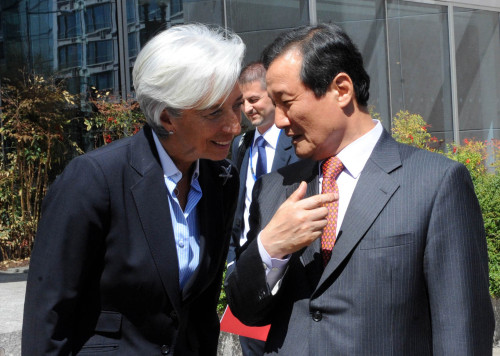<YONHAP PHOTO-0807> 프랑스 재무장관과 환담하는 윤증현 장관 (서울=연합뉴스) G20재무장관ㆍ중앙은행총재회의 참석차 미국 워싱턴을 방문중인 윤증현 기획재정부 장관이 14일 오후(현지시간) 국제통화기금(IMF) 건물 앞에서 크리스틴 라가르드 프랑스 재무장관을 만나 환담하고 있다. 2011.4.15 photo@yna.co.kr/2011-04-15 07:40:05/ <저작권자 ⓒ 1980-2011 ㈜연합뉴스. 무단 전재 재배포 금지.>
<YONHAP PHOTO-0807> 프랑스 재무장관과 환담하는 윤증현 장관 (서울=연합뉴스) G20재무장관ㆍ중앙은행총재회의 참석차 미국 워싱턴을 방문중인 윤증현 기획재정부 장관이 14일 오후(현지시간) 국제통화기금(IMF) 건물 앞에서 크리스틴 라가르드 프랑스 재무장관을 만나 환담하고 있다. 2011.4.15 photo@yna.co.kr/2011-04-15 07:40:05/ <저작권자 ⓒ 1980-2011 ㈜연합뉴스. 무단 전재 재배포 금지.>
G20재무장관ㆍ중앙은행총재회의 참석차 미국 워싱턴을 방문 중인 윤증현 기획재정부 장관이 14일 오후(현지시간) 국제통화기금(IMF) 건물 앞에서 크리스틴 라가르드 프랑스 재무장관을 만나 환담하고 있다.   ［사진=연합뉴스］