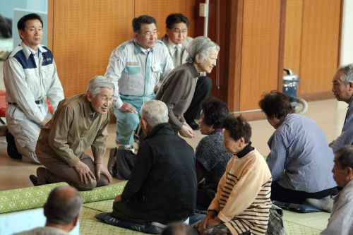 <YONHAP PHOTO-2813> Japanese Emperor Akihito (2nd L) and Empress Michiko (C) visit a shelter at Asahi city in Chiba prefecture on April 14, 2011 in their first trip to an area hit by the March 11 earthquake. Some 900 houses were crushed and nearly 3,000 more sustained less serious damage in Asahi city. AFP PHOTO / JAPAN POOL via JIJI PRESS /2011-04-14 21:56:44/ <저작권자 ⓒ 1980-2011 ㈜연합뉴스. 무단 전재 재배포 금지.>
Japanese Emperor Akihito (second from left) and Empress Michiko (center) visit a shelter at Asahi city in Chiba prefecture Thursday in their trip to an area hit by the March 11 earthquake.    AFP-Yonhap News