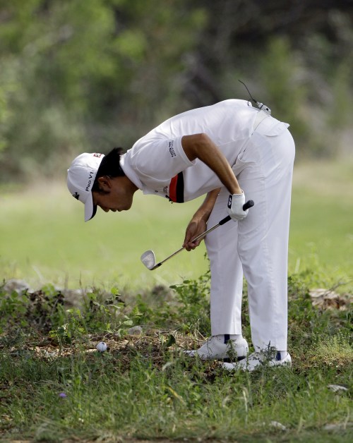 Kevin Na looks at his lie on the eighth hole during the first
round of the Texas Open golf tournament in San Antonio,
San Antonio on Thursday. (AP-Yonhap News)