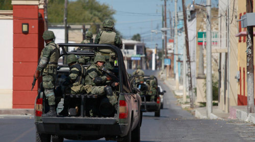 Mexican army soldiers patrol the streets in Ciudad Mier, Tamaulipas State, Mexico. (AP-Yonhap News)