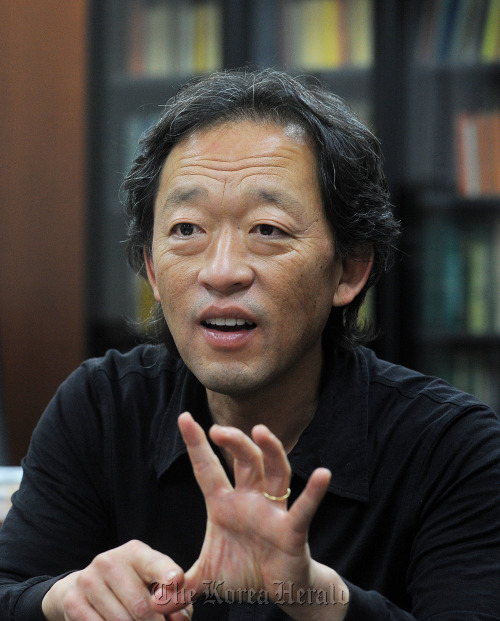 정명훈 인터뷰.<br />이상섭 기자 babtong@heraldm.com 2011.04.15
Maestro Chung Myung-whun, music director of the Seoul Philharmonic Orchestra Lee Sang-sub/The Korea Herald
Maestro Chung Myung-whun, music director of the Seoul Philharmonic Orchestra Lee Sang-sub/The Korea Herald