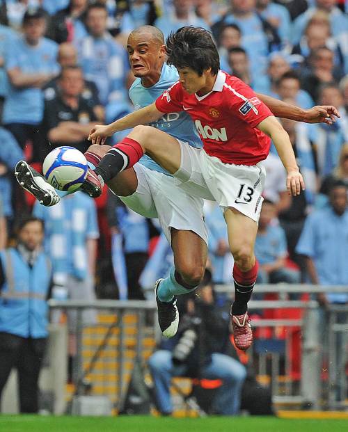 <YONHAP PHOTO-0171> Manchester United's South Korean midfielder Park Ji-Sung (R) vies with Manchester City's Belgian player Vincent Kompany (L) during the FA Cup semi-final football match between Manchester United and Manchester City at Wembley Stadium, north London, England on April 16, 2011. AFP PHOTO/CARL DE SOUZA FOR EDITORIAL USE ONLY Additional licence required for any commercial/promotional use or use on TV or internet (except identical online version of newspaper) of Premier League/Football League photos. Tel DataCo +44 207 2981656. Do not alter/modify photo. /2011-04-17 02:24:27/ <저작권자 ⓒ 1980-2011 ㈜연합뉴스. 무단 전재 재배포 금지.>
Manchester United’s Park Ji-sung (right) and Manchester City’s Vincent Kompany vie for the ball.  AFP-Yonhap News