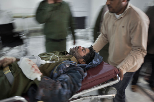 <YONHAP PHOTO-0095> A Libyan rebel fighter wounded in an attack by pro-Gadhafi forces is wheeled into the hospital in Ajdabiya, Libya, Saturday, April 16, 2011. Fierce fighting between rebels and pro-Gadhafi forces was reported midway between the eastern cities of Ajdabiya and Brega on Saturday, with a hospital supervisor in Ajdabiya reporting at least six rebels killed and 21 wounded in the battle. (AP Photo/Ben Curtis)/2011-04-17 01:23:45/ <저작권자 ⓒ 1980-2011 ㈜연합뉴스. 무단 전재 재배포 금지.>
A Libyan rebel fighter wounded in an attack by pro-Gadhafi forces is wheeled into the hospital in Ajdabiya, Libya on Saturday.  AP-Yonhap News