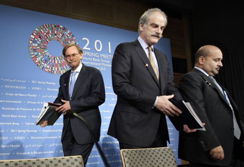 <YONHAP PHOTO-0354> World Bank President Robert Zoellick, left, IMF First Deputy Managing Director John Lipsky, center, and Development Committee Chairman Ahmed bin Mohammed Al Khalifa, minister of finance for the Kingdom of Bahrain, right, arrive for a briefing on work by the Development Committee at the IMF/World Bank meetings in Washington, Saturday, April 16, 2011. (AP Photo/J. Scott Applewhite)/2011-04-17 07:41:26/ <저작권자 ⓒ 1980-2011 ㈜연합뉴스. 무단 전재 재배포 금지.>
World Bank President Robert Zoellick (left), IMF First Deputy Managing Director John Lipsky (center) and Development Committee Chairman Ahmed bin Mohammed Al Khalifa, minister of finance for the Kingdom of Bahrain, arrive for a briefing on work by the Development Committee at the IMF/World Bank meetings in Washington on Saturday.  AP-Yonhap News