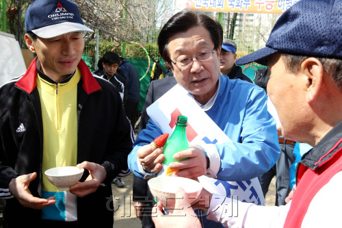 4.27 국회의원 재.보궐선거 한나리당 분당을 강재섭 후보가  17일 오전 경기도 성남시 분당구 수내동 수내초등학교에서 테니스대회를 하는 시민에게 막걸리를 따라주고 있다.  박현구 기자phko@heraldm.com 2011.04.17
4.27 국회의원 재.보궐선거 한나리당 분당을 강재섭 후보가  17일 오전 경기도 성남시 분당구 수내동 수내초등학교에서 테니스대회를 하는 시민에게 막걸리를 따라주고 있다.  박현구 기자phko@heraldm.com 2011.04.17
