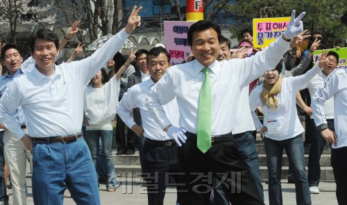 4.27 국회의원 재.보궐선거 민주당 분당을 손학규 후보가  17일 오전 경기도 성남시 분당구 구미1동 오리역에서 "투표참여 캠페인"을 벌이며  춤을 추고 있다.  박현구 기자phko@heraldm.com 2011.04.17
4.27 국회의원 재.보궐선거 민주당 분당을 손학규 후보가  17일 오전 경기도 성남시 분당구 구미1동 오리역에서 "투표참여 캠페인"을 벌이며  춤을 추고 있다.  박현구 기자phko@heraldm.com 2011.04.17