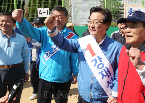 4.27 국회의원 재.보궐선거 한나리당 분당을 강재섭 후보가  17일 오전 경기도 성남시 분당구 수내동 수내초등학교에서 테니스대회를 하는 시민과 화이팅을 외치고 있다.  박현구 기자phko@heraldm.com 2011.04.17
Kang Jae-sup, ruling Grand National Party candidate for the April 27 by-election, appeals for voter support in the Bundang constituency, Seongnam, Sunday.