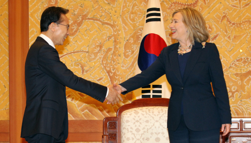 (LEE-CLINTON TALKS — President Lee Myung-bak shakes hands with U.S. Secretary of State Hillary Clinton before their talks at Cheong Wa Dae on Sunday. Yonhap News)
