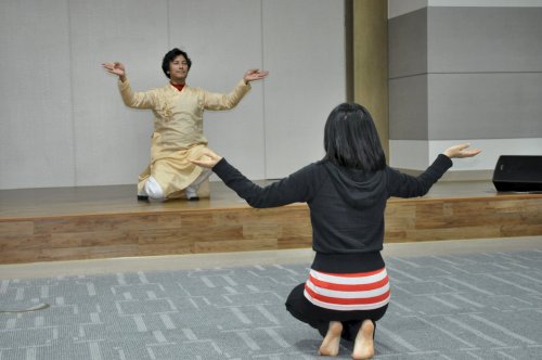 Manojaay Dbral (on stage) teaches kathak dance at the newly opened Indian Cultural Center. (Yoav Cerralbo/The Korea Herald)
