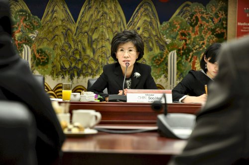 Minister of Health and Welfare Chin Soo-hee discusses medical tourism
options with the diplomatic corps. (Yoav Cerralbo/The Korea Herald)