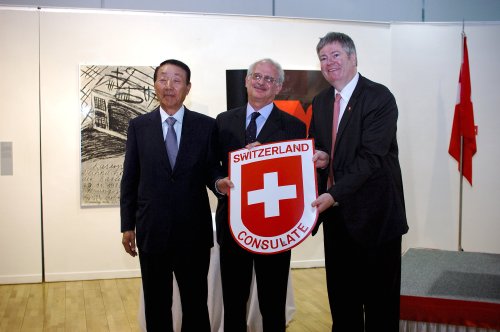 Swiss Ambassador Thomas Kupfer (center) is accompanied by
former honorary consul to Busan Kang Soo-hun (left) and his replacement,
Jan Bremer. (Switzerland Embassy)