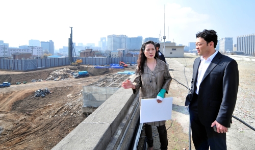 Mihn Hyun-jun (right), architect-in-charge of the National Museum
of Contemporary Art’s Seoul branch, and Kang Seung-wan, head
of the new museum planning team, talk at the branch site.
(Kim Myung-sub/The Korea Herald)