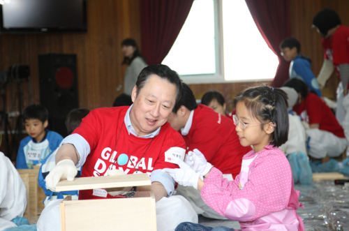 박용만 (주)두산 회장은 지난 17일 보스턴대 ‘글로벌 봉사활동의 날(Global Day of Service)’을 맞아 서울시 은평구 소재 보육원인 꿈나무마을을 방문해 봉사활동을 가졌다. 보스턴대 한국총동문회장인 박 회장과 동문회원 50여명은 이날 이곳 어린이들과 함께 독서상자 만들기를 하고, 음대 동문들이 마련한 ‘찾아가는 음악회’도 열었다.