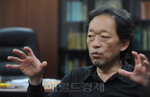 정명훈 인터뷰.<br />이상섭 기자 babtong@heraldm.com 2011.04.15
정명훈 인터뷰.
이상섭 기자 babtong@heraldm.com 2011.04.15
정명훈 인터뷰.
이상섭 기자 babtong@heraldm.com 2011.04.15