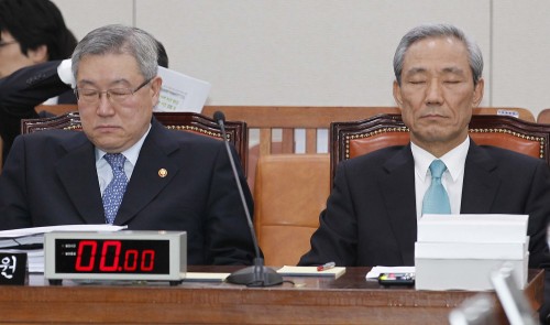 <YONHAP PHOTO-1819> 생각에 잠긴 국무위원 (서울=연합뉴스) 김현태 기자 = 한.유럽(EU) 자유무역협정(FTA) 비준동의안의 외교통상통일위원회 전체회의 통과가 진통을 겪고 있는 가운데 15일 오후 국회 외통위 회의장에서 김성환 외교통상부 장관과 김종훈 통상교섭본부장이 생각에 잠겨 있다. 2011.4.15 mtkht@yna.co.kr/2011-04-15 16:57:54/ <저작권자 ⓒ 1980-2011 ㈜연합뉴스. 무단 전재 재배포 금지.>
<YONHAP PHOTO-1819> 생각에 잠긴 국무위원 (서울=연합뉴스) 김현태 기자 = 한.유럽(EU) 자유무역협정(FTA) 비준동의안의 외교통상통일위원회 전체회의 통과가 진통을 겪고 있는 가운데 15일 오후 국회 외통위 회의장에서 김성환 외교통상부 장관과 김종훈 통상교섭본부장이 생각에 잠겨 있다. 2011.4.15 mtkht@yna.co.kr/2011-04-15 16:57:54/ <저작권자 ⓒ 1980-2011 ㈜연합뉴스. 무단 전재 재배포 금지.>