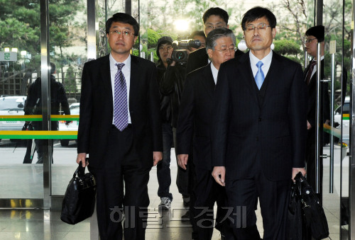농협의 전산망 장애가 7일째 완전sa 토토사이트가 이뤄지지 않고 있는 가운데 18일 오전 서울 양재동 농협IT본부 분사에 금융감독원과 한국은행 검사역이 공동조사를 위해 들어서고 있다. 사진은 금감원 검사역. 박현구 기자phko@heraldm.com 2011.04.18
농협의 전산망 장애가 7일째 완전sa 토토사이트가 이뤄지지 않고 있는 가운데 18일 오전 서울 양재동 농협IT본부 분사에 금융감독원과 한국은행 검사역이 공동조사를 위해 들어서고 있다. 사진은 금감원 검사역. 박현구 기자phko@heraldm.com 2011.04.18
농협의 전산망 장애 사태 7일째를 맞은 가운데 18일 오전 서울 양재동 농협IT본부에 금융감독원과 한국은행 검사역이 공동조사를 위해 들어서고 있다. 농협은 이날 신용카드 부문의 모든 데이터가 sa 토토사이트됐다고 발표했다. 박현구 기자/phko@