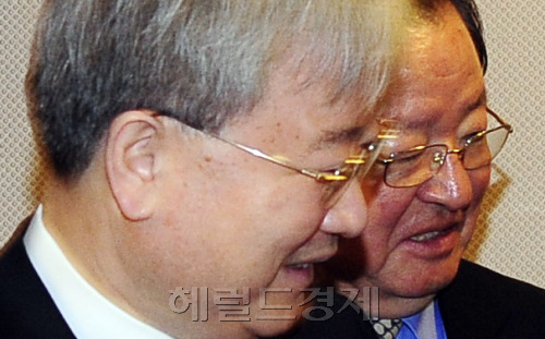김석동 금융위원장이 KB, 우리, 신한, 하나, 산은 5대 금융지주회사 회장들과 18일 오전 서울 명동 은행회관에서 조찬간담회를 가지고 있다. 박해묵 기자/mook@heraldm.com
김석동 금융위원장이 KB, 우리, 신한, 하나, 산은 5대 금융지주회사 회장들과 18일 오전 서울 명동 은행회관에서 조찬간담회를 가지고 있다. 박해묵 기자/mook@heraldm.com