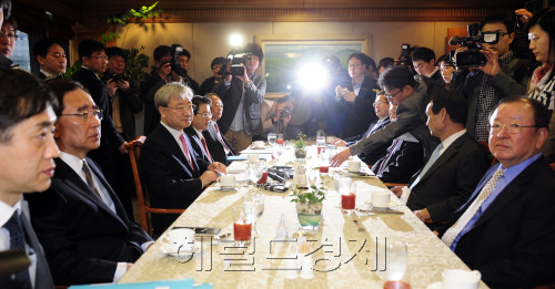 김석동 금융위원장이 KB, 우리, 신한, 하나, 산은 5대 금융지주회사 회장들과 18일 오전 서울 명동 은행회관에서 조찬간담회를 가지는 가운데 모두발언을 하고 있다. 박해묵 기자/mook@heraldm.com
김석동 금융위원장이 KB, 우리, 신한, 하나, 산은 5대 금융지주회사 회장들과 18일 오전 서울 명동 은행회관에서 조찬간담회를 가지는 가운데 모두발언을 하고 있다. 박해묵 기자/mook@heraldm.com