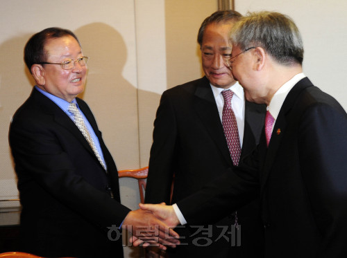 김석동 금융위원장이 KB, 우리, 신한, 하나, 산은 5대 금융지주회사 회장들과 18일 오전 서울 명동 은행회관에서 조찬간담회를 개최한 가운데 김 위원장이 강만수 산은금융 회장과 악수를 나누고 있다. 박해묵 기자/mook@heraldm.com
김석동 금융위원장이 KB, 우리, 신한, 하나, 산은 5대 금융지주회사 회장들과 18일 오전 서울 명동 은행회관에서 조찬간담회를 개최한 가운데 김 위원장이 강만수 산은금융 회장과 악수를 나누고 있다. 박해묵 기자/mook@heraldm.com