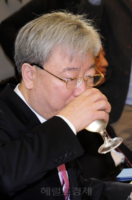 김석동 금융위원장이 KB, 우리, 신한, 하나, 산은 5대 금융지주회사 회장들과 18일 오전 서울 명동 은행회관에서 조찬간담회를 가지고 모두발언 중 물을 마시고 있다. 박해묵 기자/mook@heraldm.com
김석동 금융위원장이 KB, 우리, 신한, 하나, 산은 5대 금융지주회사 회장들과 18일 오전 서울 명동 은행회관에서 조찬간담회를 가지고 모두발언 중 물을 마시고 있다. 박해묵 기자/mook@heraldm.com